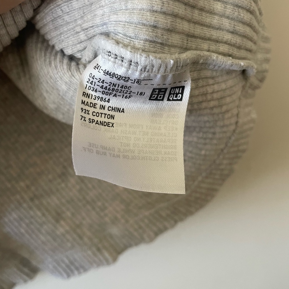 Uniqlo Ribbed Cropped Top - Picture 4 of 5
